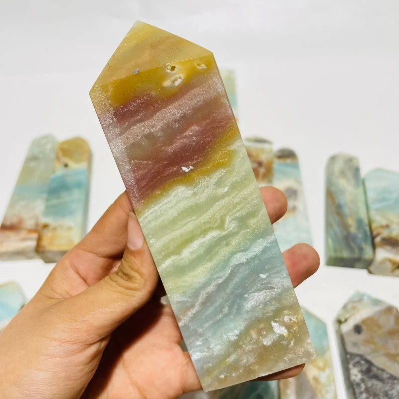 18 Pieces Large Caribbean Calcite Four-Sided Points - Image 5