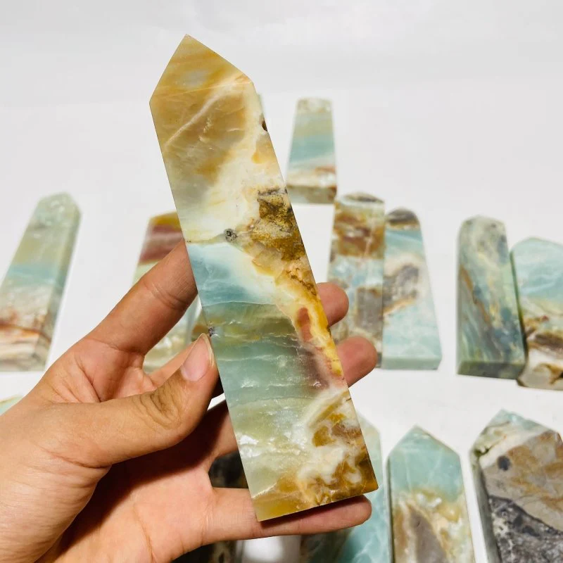 18 Pieces Large Caribbean Calcite Four-Sided Points - Image 8