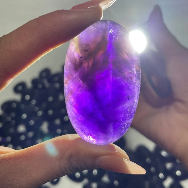 125 Pieces High Quality Deep Purple Chevron Amethyst Small Palm Stone - Image 4