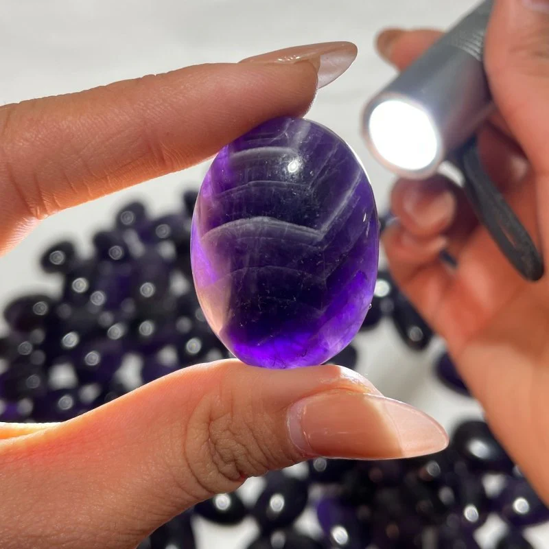 125 Pieces High Quality Deep Purple Chevron Amethyst Small Palm Stone - Image 5