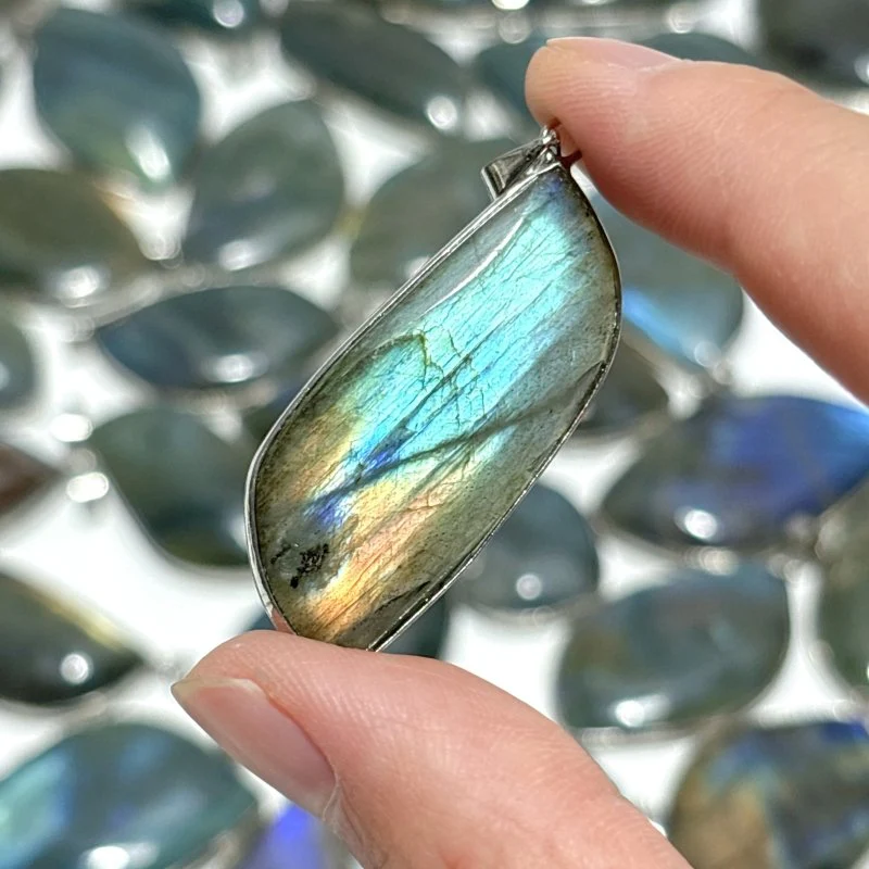 Labradorite Leaf Shape Pendant Wholesale - Image 2