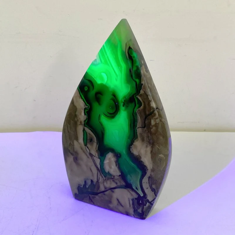 8 Pieces Large Volcano Agate Arrow Head Home Decor (UV-Reactive) - Image 5