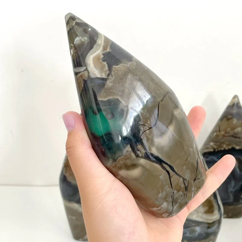 7 Pieces Large Volcano Agate Arrow Head Shape Home Decor (UV-Reactive) - Image 3