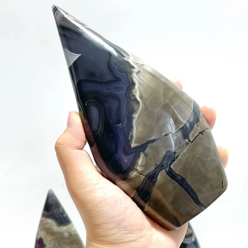 7 Pieces Large Volcano Agate Arrow Head Shape Home Decor (UV-Reactive) - Image 5