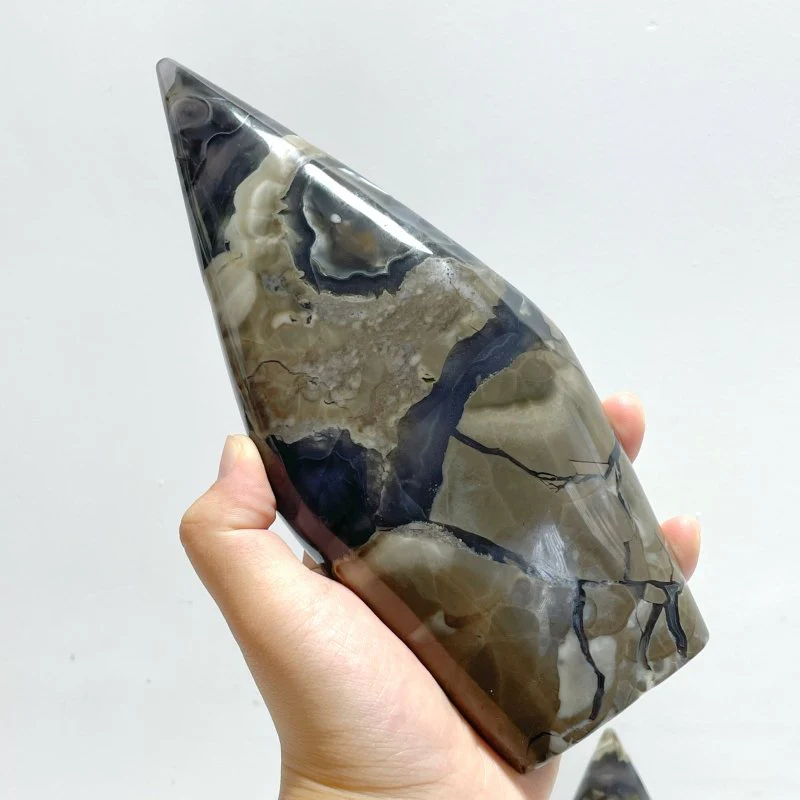7 Pieces Large Volcano Agate Arrow Head Shape Home Decor (UV-Reactive) - Image 6