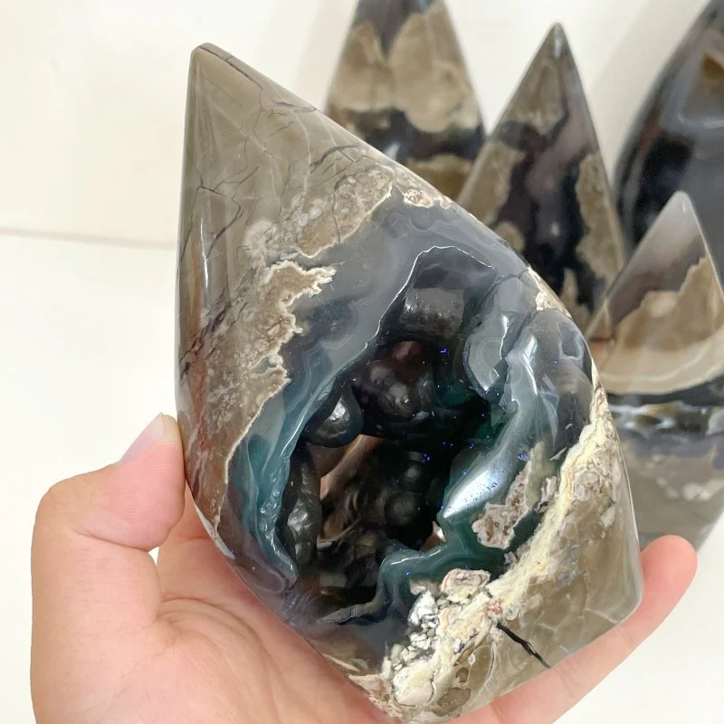 7 Pieces Large Volcano Agate Arrow Head Shape (UV-Reactive) - Image 8