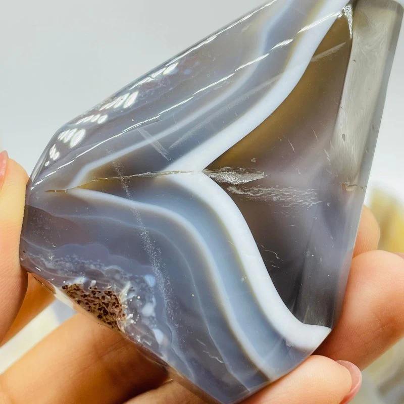 42 Pieces White Stripe Agate Arrow Head Shape Carving - Image 6