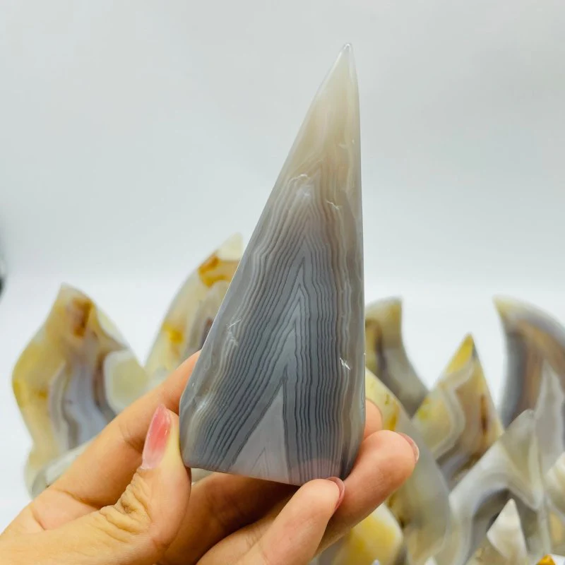 42 Pieces White Stripe Agate Arrow Head Shape Carving - Image 7