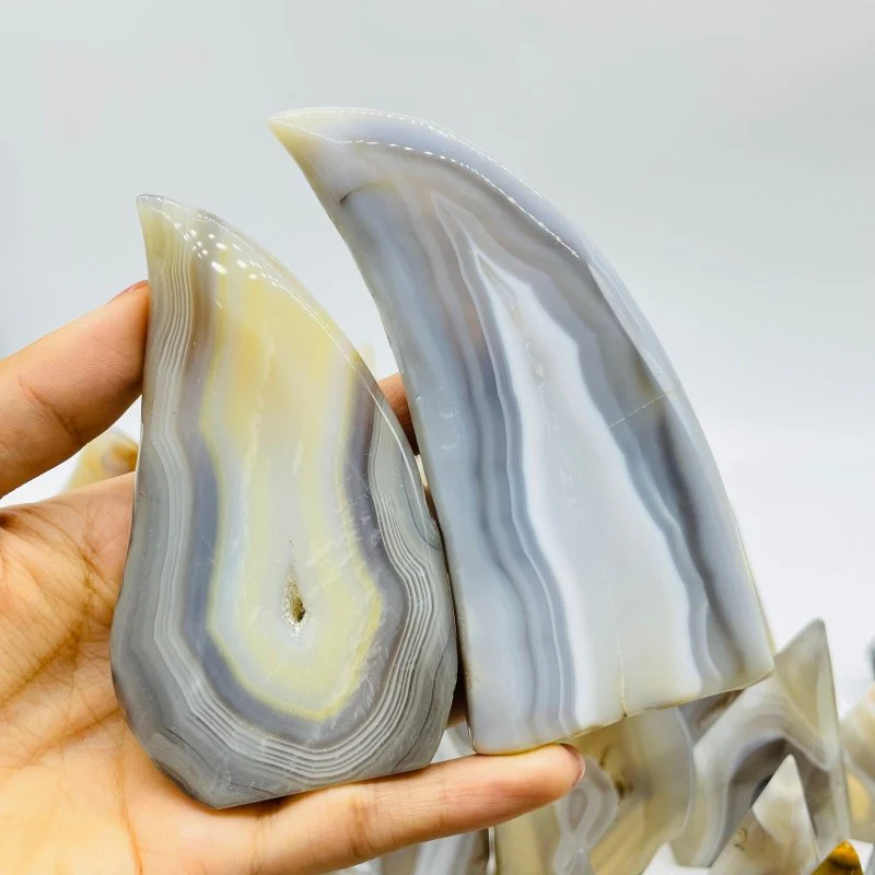 42 Pieces White Stripe Agate Arrow Head Shape Carving - Image 9